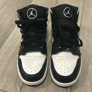 Air Jordons size 5Y. Barely worn